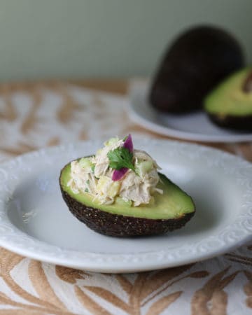 Aguacates-rellenos-de-ensalada-de-Pollo