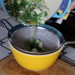 Pour the sauteed onions through a mesh sieve.