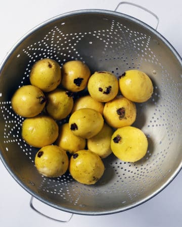 Rinse the guavas before cooking, and remove the blossom point.