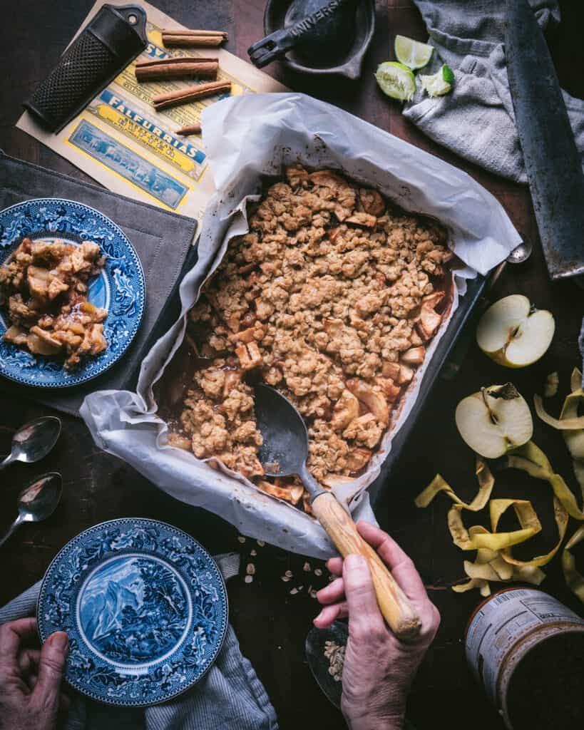 pan of oatmeal apple crumble